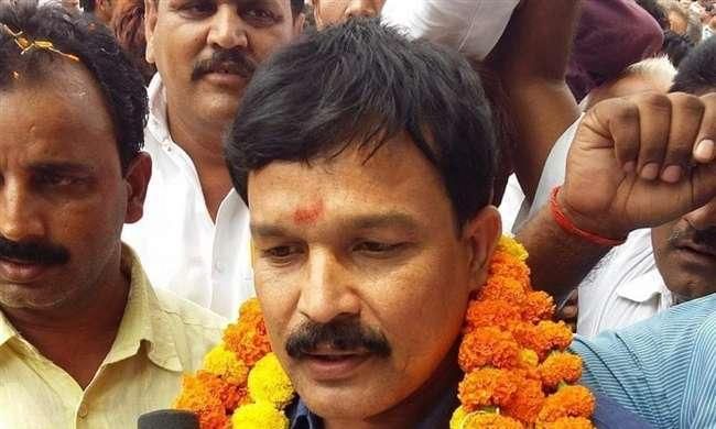 अतरौलिया से पूर्व बसपा प्रत्याशी अखंड प्रताप सिंह पर एक लाख का इनाम घोषित अतरौलिया से पूर्व बसपा प्रत्याशी अखंड प्रताप सिंह पर एक लाख का इनाम घोषित