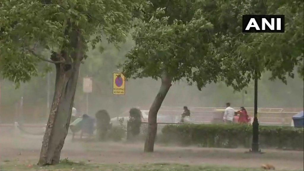 दिल्ली-NCR में मौसम ने बदली करवट, गर्मी से लोगों को मिली राहत। कुछ इलाकों में हल्की बूंदाबांदी तो कहीं पर कुछ देर में बारिश की संभावना।