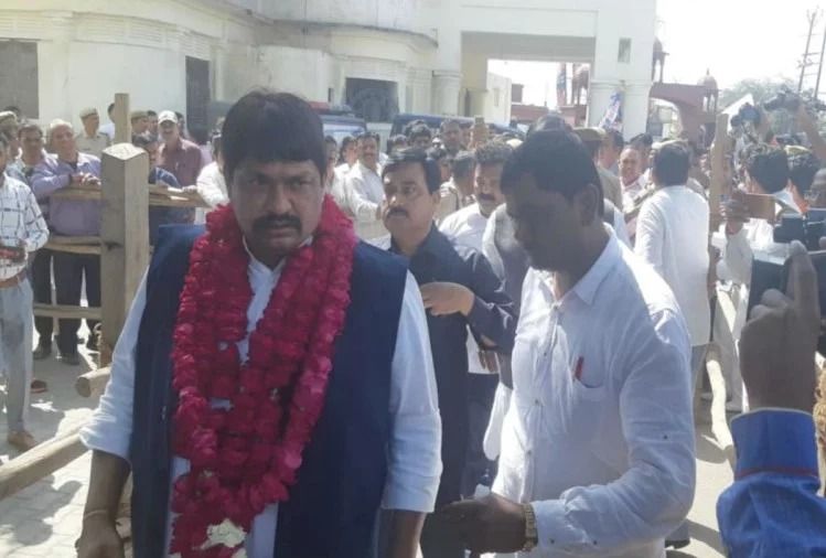 गठबंधन प्रत्याशी गुड्डू पंडित का विवादित वीडियो, राज बब्बर के लिए किया अभद्र भाषा का इस्तेमाल