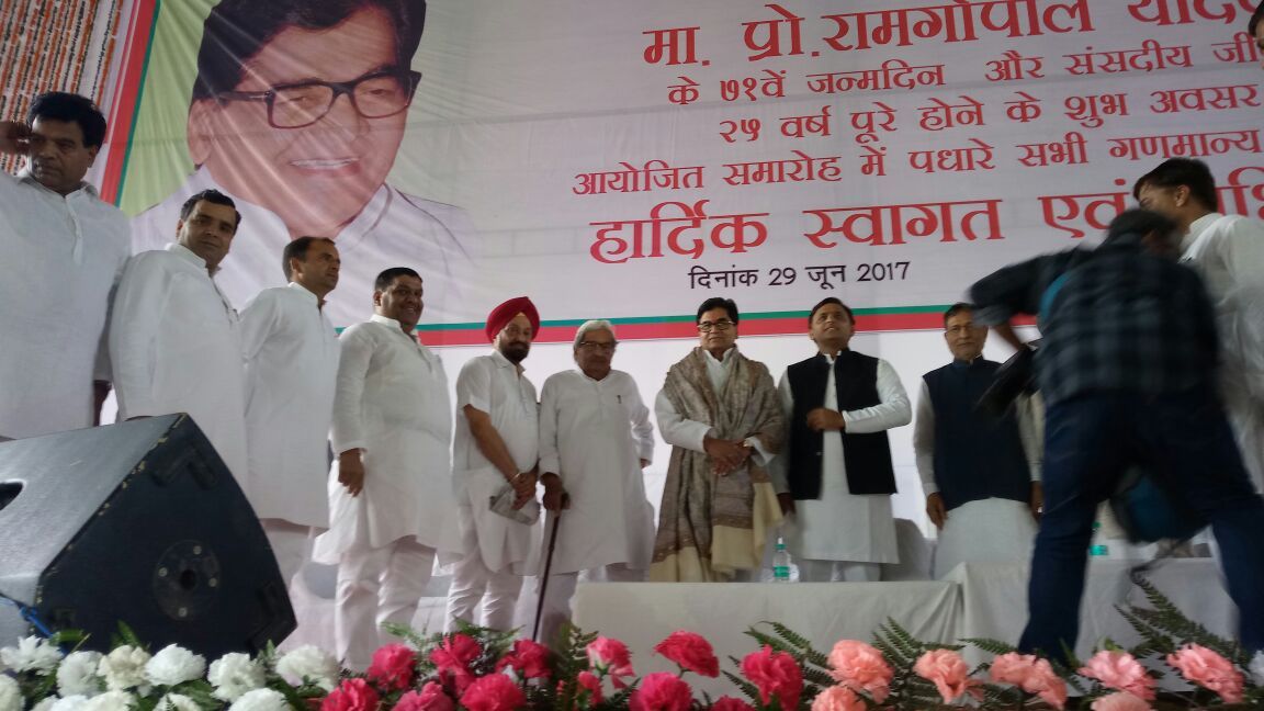 सैफई में अखिलेश यादव की मौजूदगी में मना रामगोपाल यादव का 71 वां जन्म दिन सैफई में अखिलेश यादव की मौजूदगी में मना रामगोपाल यादव का 71 वां जन्म दिन