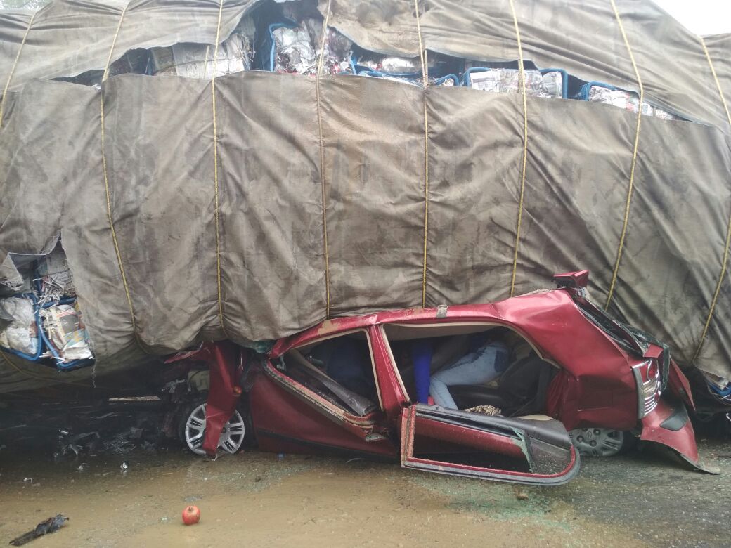 आगरा - बेकाबू ट्रक कार पलटा,कार सवार चार लोगों की मौत,ट्रक ने दूसरी कार को भी मारी टक्कर,5 लोग भी गम्भीर रूप से घायल,थाना फतेहाबाद क्षेत्र के खंडेर की घटना