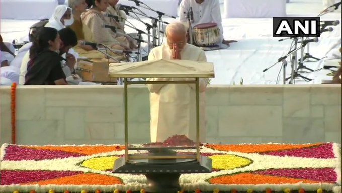 प्रधानमंत्री नरेंद्र मोदी ने बुधवार सुबह राजघाट पर पहुंचकर राष्ट्रपिता महात्मा गांधी को श्रद्धांजलि दी. पीएम सुबह यहां पहुंचे और बापू को श्रद्धासुमन अर्पित करे.लोकसभा स्पीकर ओम बिड़ला भी मौजू�