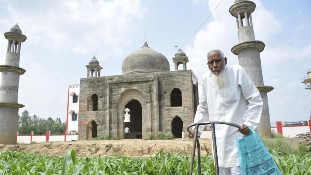 एक शाहजहां ऐसा भी... पेंशन के पैसे से पत्नी की याद में बनवा रहे ताज महल एक शाहजहां ऐसा भी... पेंशन के पैसे से पत्नी की याद में बनवा रहे ताज महल
