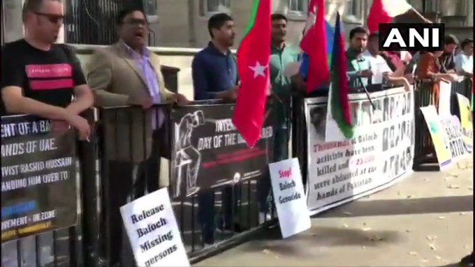 लंदन: पाकिस्तान में नजरबंदी केंद्रों में बंद हजारों बलूच राजनीतिक कार्यकर्ताओं की रिहाई के लिए बलूचिस्तान के कार्यकर्ता कल 10 डाउनिंग स्ट्रीट में ब्रिटिश प्रधान मंत्री के घर के बाहर एकत्र हुए।