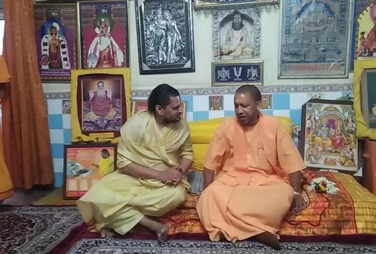 अयोध्या पहुंचे मुख्यमंत्री योगी आदित्यनाथ, दिगंबर अखाड़े में भोजन का हो रहा खास इंतजाम