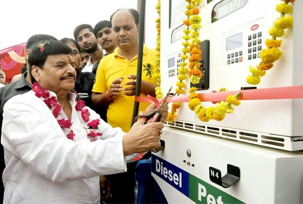 अखिलेश यादव से विधायक के नाते होती हैं बात, भतीजे के नाते नही
