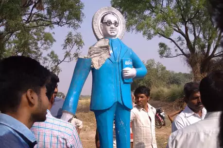 बलिया में आंबेडकर की प्रतिमा क्षतिग्रस्त बलिया में आंबेडकर की प्रतिमा क्षतिग्रस्त