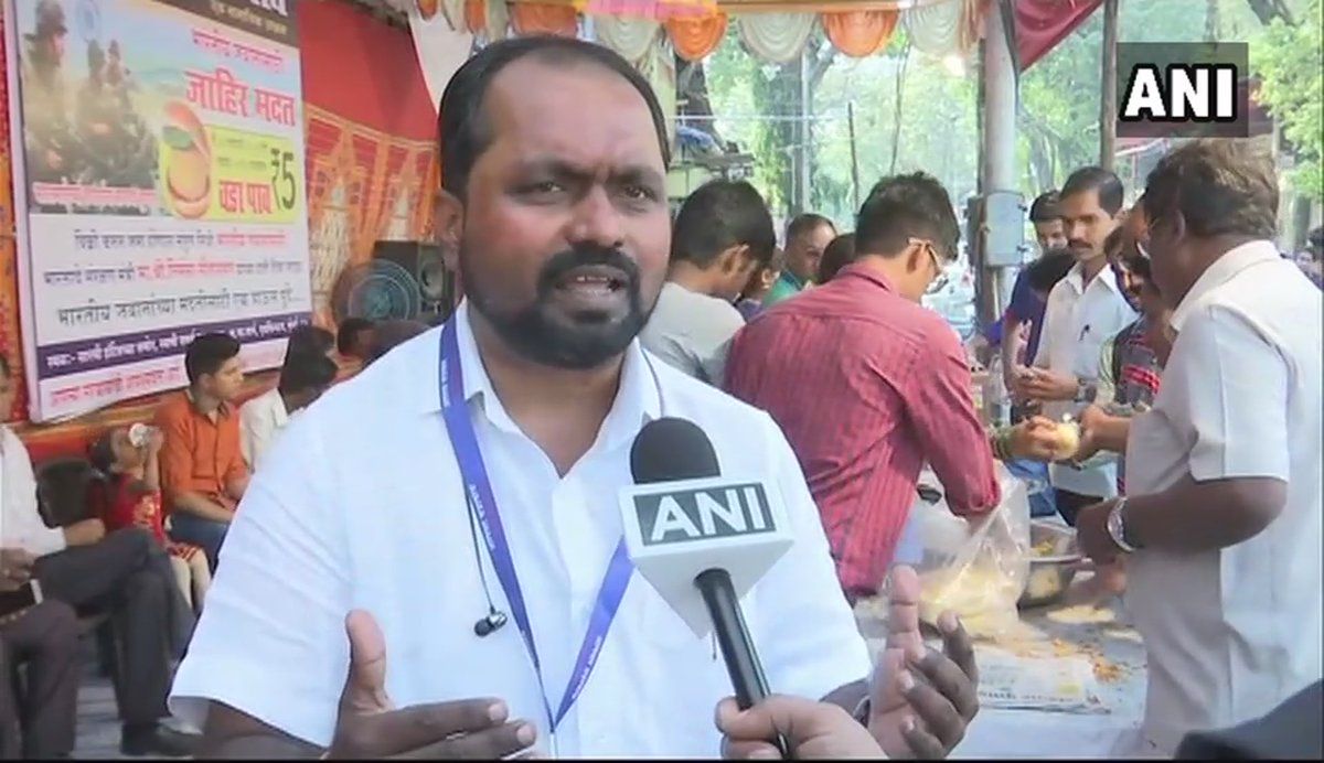 मुंबई :  वाडा पाव विक्रेता मंगेश अहवाले ने आज सुबह  14 रुपये की बजाए 5 रुपये में वाडा पाव को बेचा; सैनिकों के कल्याण के लिए कल जमा राशि कल रक्षा मंत्री निर्मला सीतारमण को सौंप दी जाएगी
