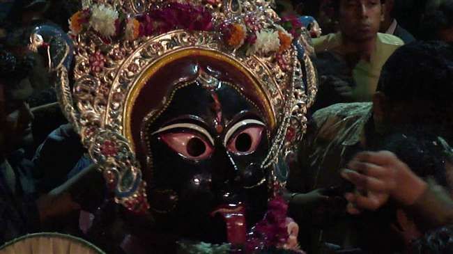 दारागंज के काली स्वांग की अनूठी परंपरा के विदेशी भी हुए कायल दारागंज के काली स्वांग की अनूठी परंपरा के विदेशी भी हुए कायल