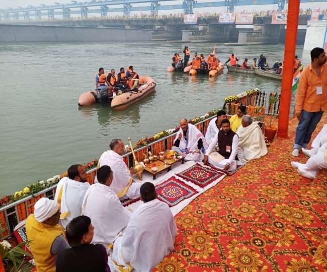 बैराज पहुंचे मुख्‍यमंत्री योगी, कर रहे हैं गंगा पूजन