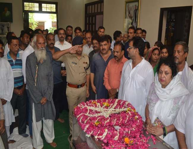 महाकवि नीरज का पार्थिव शरीर आगरा पहुंचा, आज अलीगढ़ में अंतिम संस्कार महाकवि नीरज का पार्थिव शरीर आगरा पहुंचा, आज अलीगढ़ में अंतिम संस्कार
