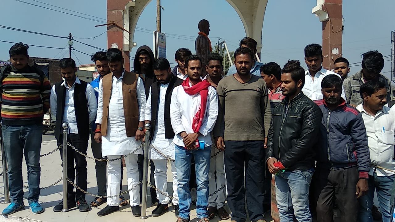 सपा कार्यकर्ताओं ने पुलवामा में शहीद जवानों लिए दो मिनट का मौन रखकर श्रद्धांजलि दी।