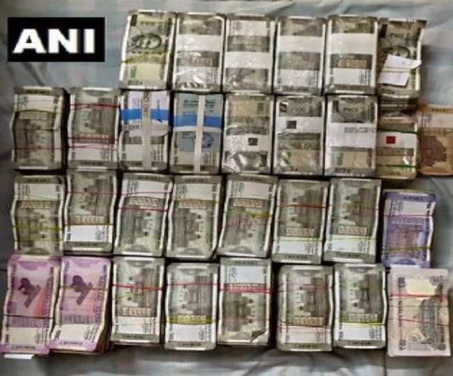 कर्नाटक: पूर्व उपमुख्‍यमंत्री के 30 ठिकानों पर छापेमारी, 4 करोड़ से अधिक की रकम बरामद