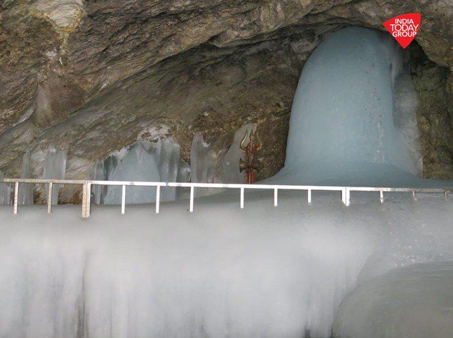 पवित्र अमरनाथ गुफा में बने शिवलिंग की तस्वीर, इस साल शिवलिंग पूर्ण आकार में है। इस बार अमरनाथ यात्रा एक जुलाई से शुरू होकर 15 अगस्त तक चलेगी।