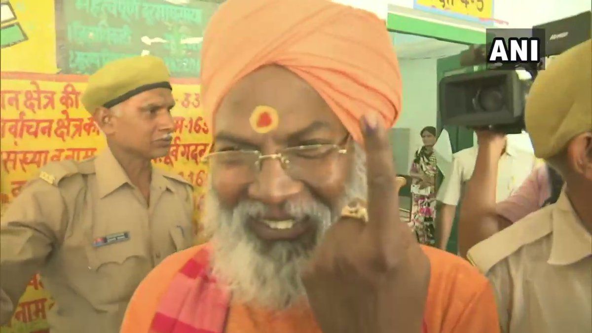 उन्नाव के बीजेपी सांसद प्रत्याशी साक्षी महाराज ने उन्नाव के एक मतदान केंद्र पर अपना वोट डाला।