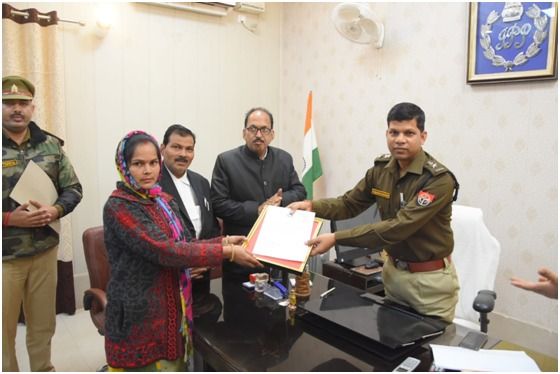 डाली सिंह को स्मृति चिन्ह व प्रशस्ति-पत्र देकर एसएसपी ने सम्मानित किया