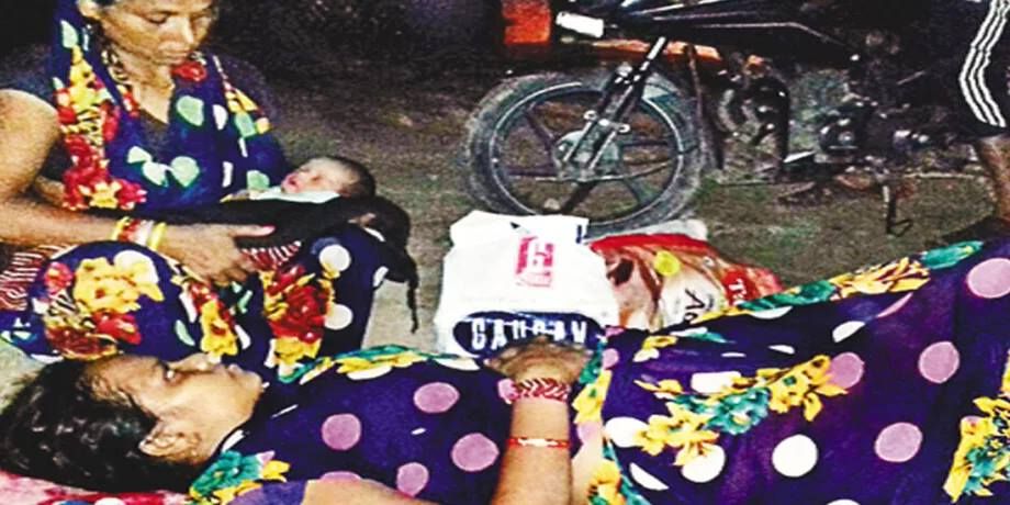 मानवता शर्मसार : नहीं दी एंबुलेंस तो पैदल जाने को मजबूर हुई प्रसूता, मासूम के साथ सड़क पर पड़ी मिली मानवता शर्मसार : नहीं दी एंबुलेंस तो पैदल जाने को मजबूर हुई प्रसूता, मासूम के साथ सड़क पर पड़ी मिली