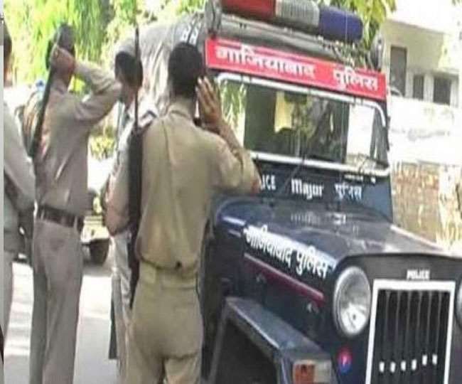 गाजियाबाद पुलिस के कारनामें, मुफ्त में खाना और मिठाई ले जाने का आरोप