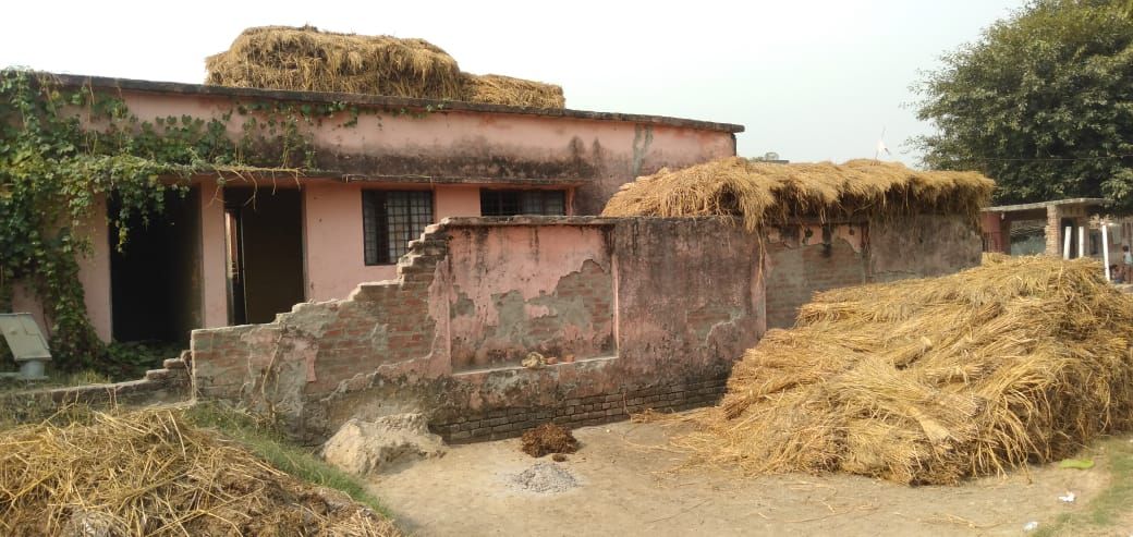 मुरादाबाद बिलारी कूड़े के ढेर में तब्दील हुआ ग्वार खेड़ा का स्वास्थ्य केंद्र