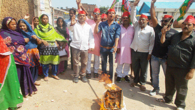 सपा कार्यकर्ताओं ने परिवहन मंत्री का फूंका पुतला