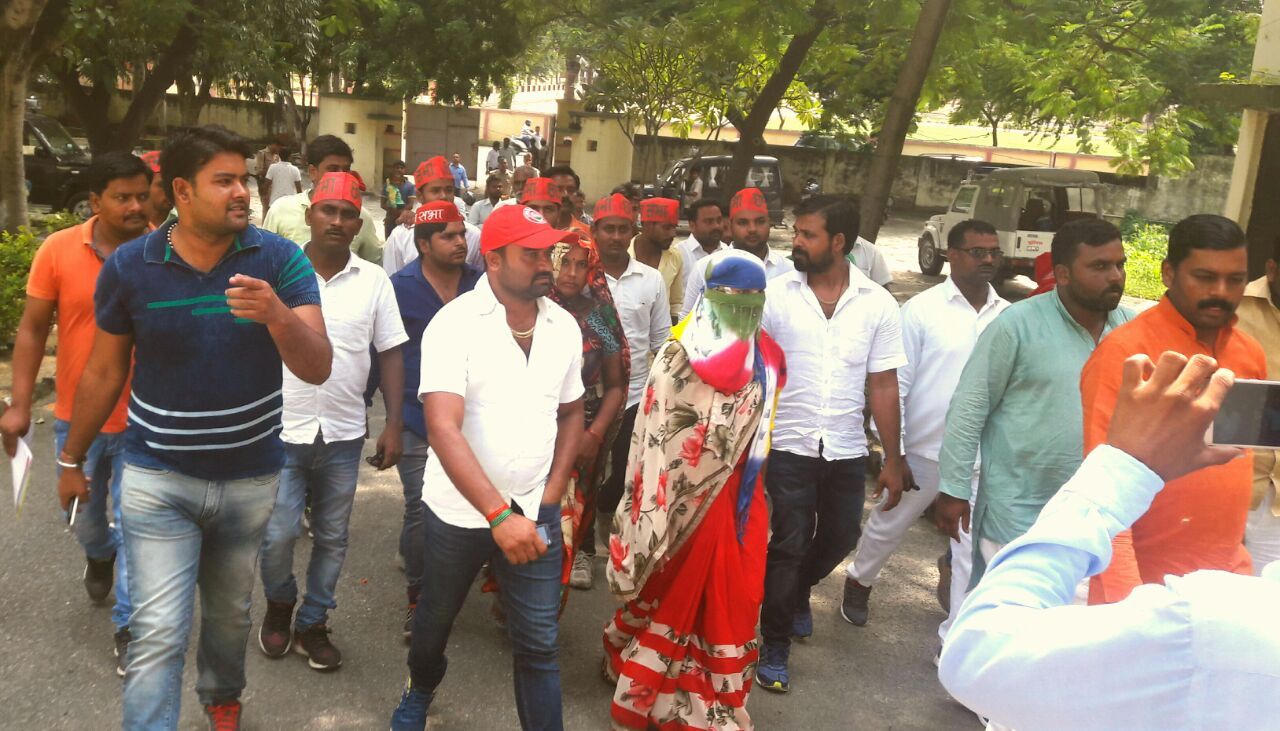 सैकडो सपा नेताओं ने की SP से जल्द से जल्द न्याय दिलाने की गुहार लगाईं सैकडो सपा नेताओं ने की SP से जल्द से जल्द न्याय दिलाने की गुहार लगाईं