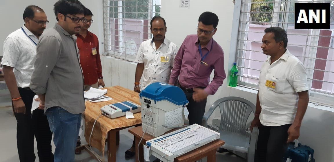 सैफई : मैनपुरी संसदीय क्षेत्र के मतदान केंद्र संख्या 226, 227, 228 और 229 से तैयारी पूरी । तीसरे चरण के चुनाव के लिए मतदान आज सुबह 7 बजे शुरू  ।