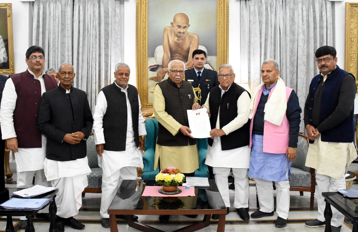 कानून व्यवस्था के मुद्दे पर योगी सरकार के खिलाफ सपा ने राज्यपाल को सौंपा ज्ञापन कानून व्यवस्था के मुद्दे पर योगी सरकार के खिलाफ सपा ने राज्यपाल को सौंपा ज्ञापन