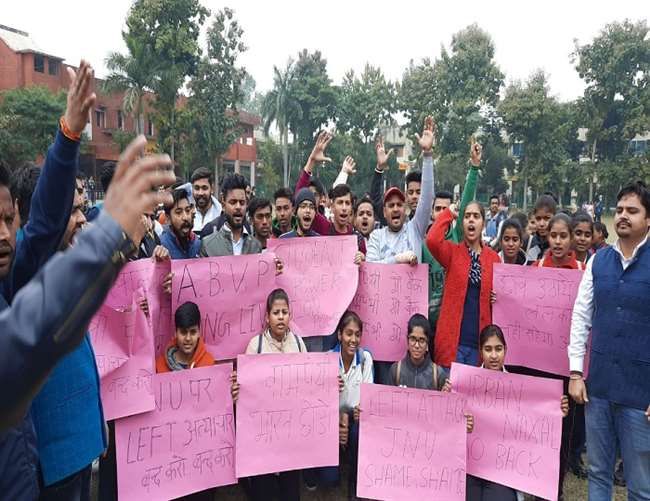 जेएनयू में हिंसा के विरोध में सड़क पर उतरे छात्र, जगह-जगह प्रदर्शन