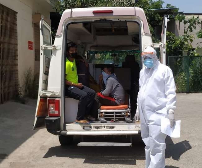 राजधानी में सब्जीवालों में वायरस का व‍िस्तार खतरनाक है।  कैसरबाग सब्जी मंडी में वायरस ने दस्तक दे दी है। यही हाल रहा तो सब्जीवालों के जर‍िए शहर में वायरस की स्थित भयावह हो सकती है।