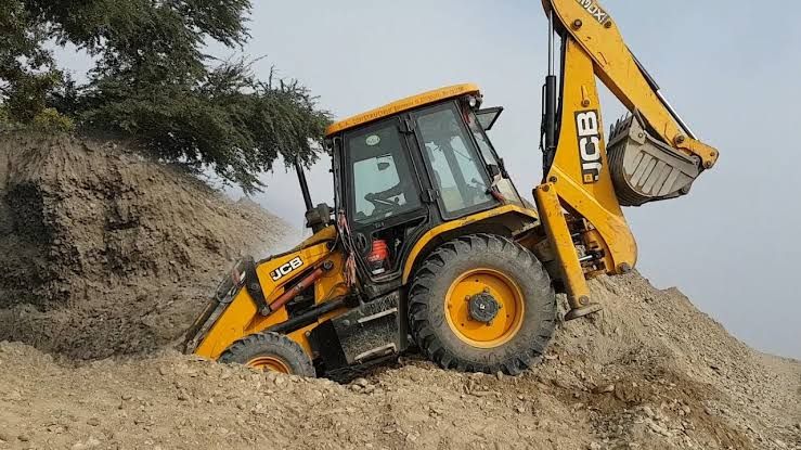 अवैध खनन माफिया सक्रिय जेसीबी से मिट्टी खुदाई का कार्य धड़ल्ले से कर रहे