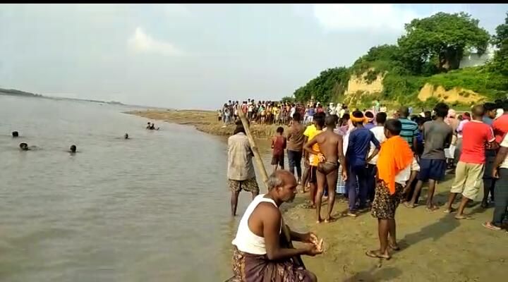 चंदौली- दोस्तों संग गंगा में स्नान करते समय गहरे पानी मे डूबा युवक, युवक की तलाश जारी- घटना के बाद परिजनों में कोहराम, ननिहाल में आया था युवक- बलुआ थाना क्षेत्र के टांडा कला घाट का मामला।