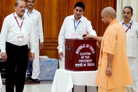 मतदान खत्म, सपा के एक विधायक को छोड़ सभी ने डाला वोट मतदान खत्म, सपा के एक विधायक को छोड़ सभी ने डाला वोट