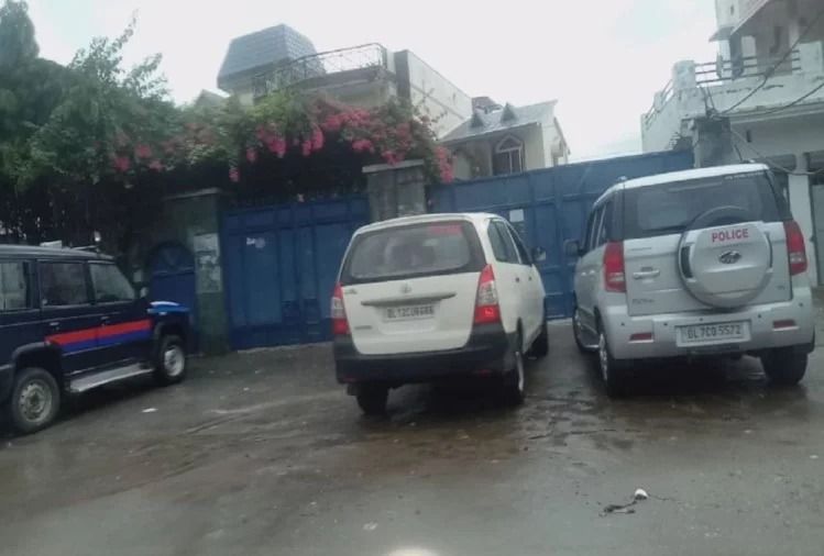 पूर्व बसपा एमएलसी व खनन माफिया इकबाल के आवास पर सीबीआई का छापा पूर्व बसपा एमएलसी व खनन माफिया इकबाल के आवास पर सीबीआई का छापा