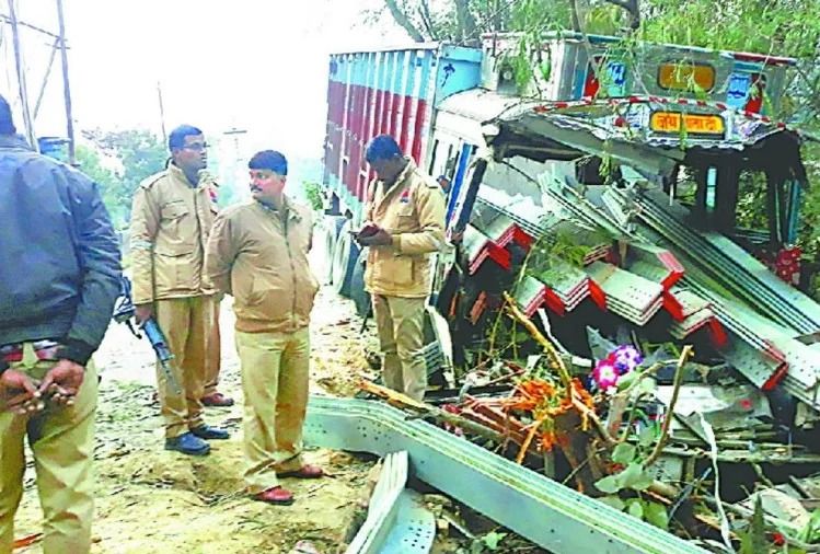 ट्रक की बॉडी चीरकर आगे निकल गए एंगल, चालक-खलासी की मौत ट्रक की बॉडी चीरकर आगे निकल गए एंगल, चालक-खलासी की मौत
