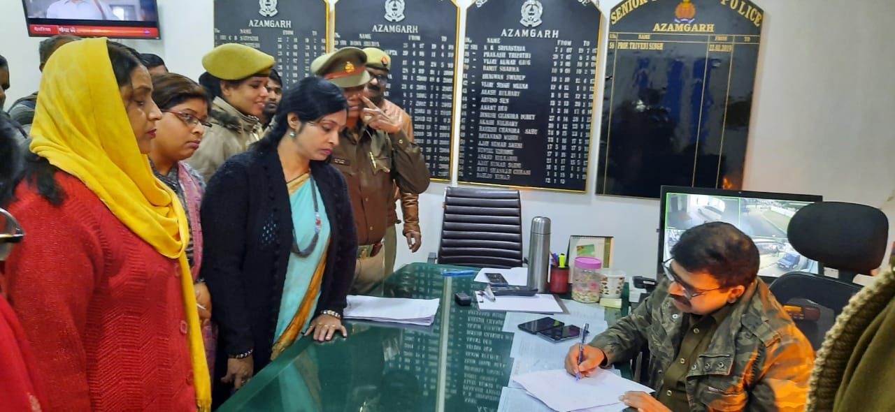 छह वर्षीया बालिका के साथ हुए दुष्कर्म की घटना से नाराज नारी शक्ति संस्थान ने पुलिस अधीक्षक को ज्ञापन सौंपा