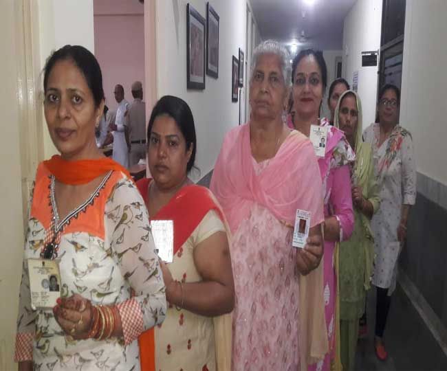 मतदान में उमड़े लाेग, EVM में खराबी से वोटिंग प्रभावित, रानियां में विवाद