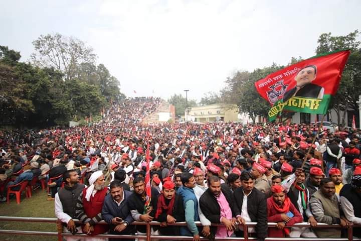 अखिलेश का तंज- हमारे बाबा मुख्यमंत्री बहुत अच्छे हैं, सिर्फ नाम बदलना जानते हैं