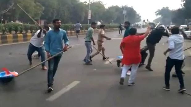 अहमदाबाद में  ABVP-NSUI कार्यकर्ताओं में मारपीट
