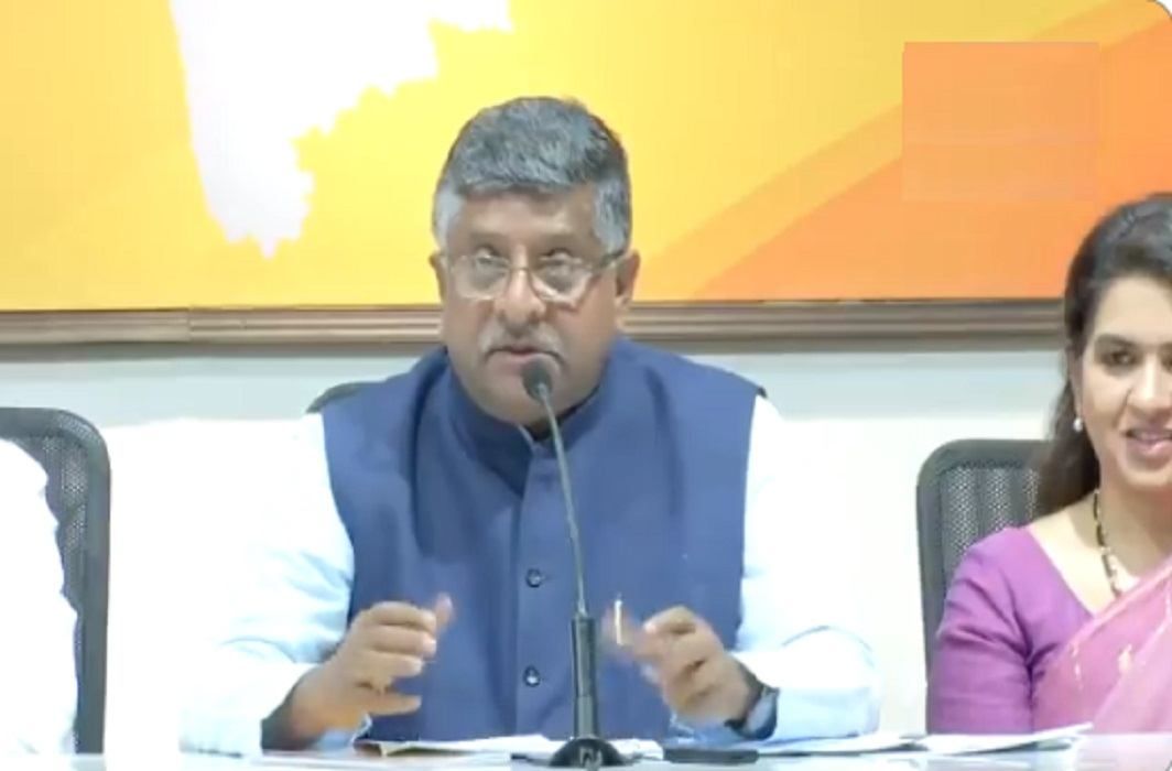 आर्थिक मंदी पर रविशंकर प्रसाद का अजीबोगरीब बयान, फिल्मों ने तो 120 करोड़ रुपये की कमाई की आर्थिक मंदी पर रविशंकर प्रसाद का अजीबोगरीब बयान, फिल्मों ने तो 120 करोड़ रुपये की कमाई की