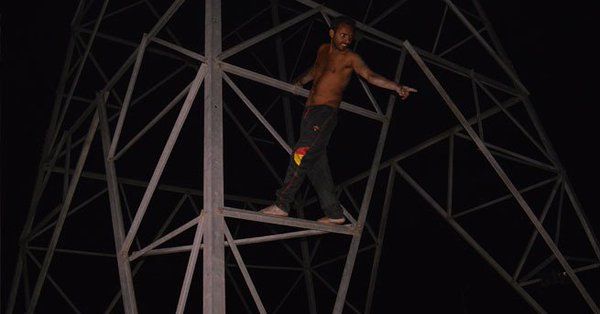 हरदोई : सांसद के यहां काम करने पर दिहाड़ी न मिलने से नाराज़ हाईटेंशन लाइन के पोल पर चढ़ा युवक, सांसद के पीए ने दिए बकाया, तब उतरा