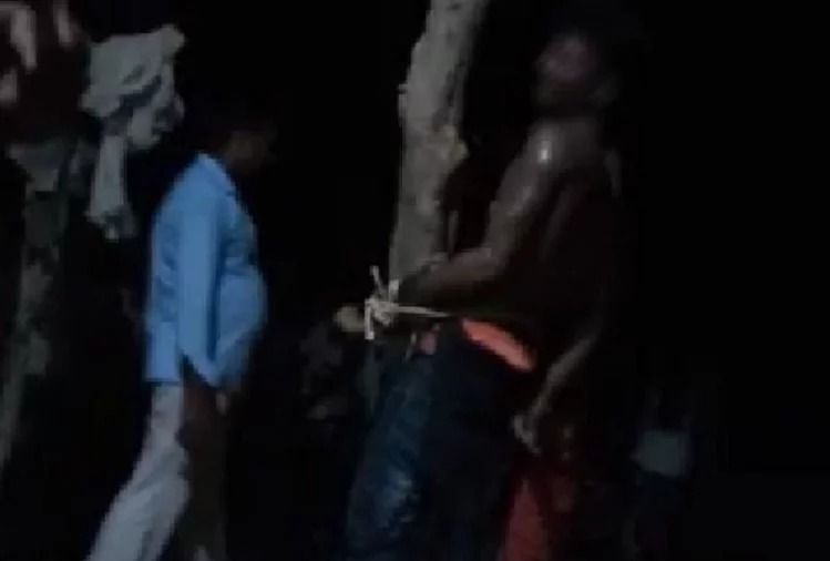 महिला के साथ आपत्तिजनक हालत में मिला युवक, पति ने दोनों को बल्ली से बांधकर कर.... महिला के साथ आपत्तिजनक हालत में मिला युवक, पति ने दोनों को बल्ली से बांधकर कर....
