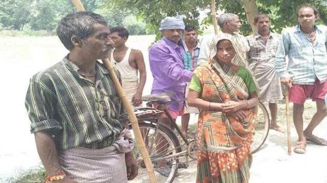 CM के आने से पहले यहां बाढ़ पीड़ितों को राहत की जगह मिला थप्पड़ CM के आने से पहले यहां बाढ़ पीड़ितों को राहत की जगह मिला थप्पड़