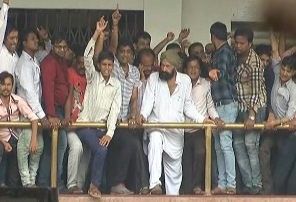 जेटली से मिलने के बाद सूरत में कपड़ा व्यापारियों की हड़ताल खत्म जेटली से मिलने के बाद सूरत में कपड़ा व्यापारियों की हड़ताल खत्म