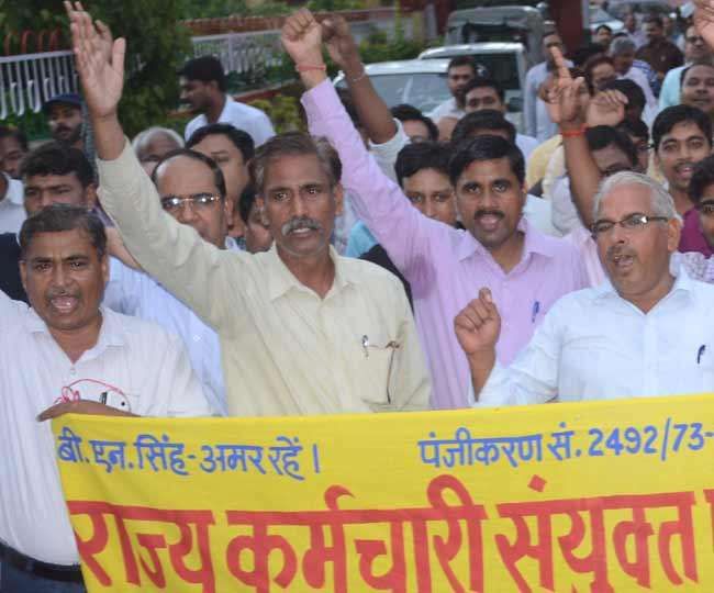 नौ बजे दफ्तर पहुचने के योगी सरकार के फरमान पर बड़े आंदोलन की सनसनी नौ बजे दफ्तर पहुचने के योगी सरकार के फरमान पर बड़े आंदोलन की सनसनी