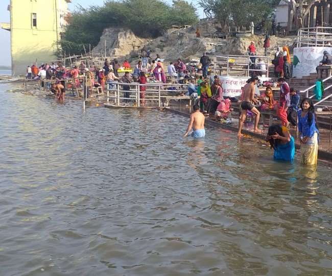 अमेठी और रायबरेली में तड़के से घाटों पर उमड़ें श्रद्धालु, लगाई आस्‍था की डुबकी