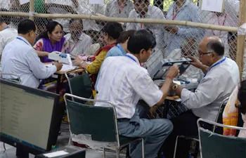 महाराष्ट्र में 15 सीटों के रुझाने आए हैं, जिनमें से 11 पर बीजेपी आगे चल रही है. जबकि कांग्रेस 4 सीटों पर आगे चल रही है.