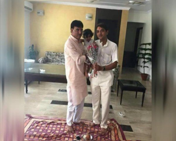 हार्दिक की सीडी जारी करने वाले के साथ केन्द्रीय मंत्री, बीजेपी बोली मेरा कोई लेना-देना नहीं हार्दिक की सीडी जारी करने वाले के साथ केन्द्रीय मंत्री, बीजेपी बोली मेरा कोई लेना-देना नहीं