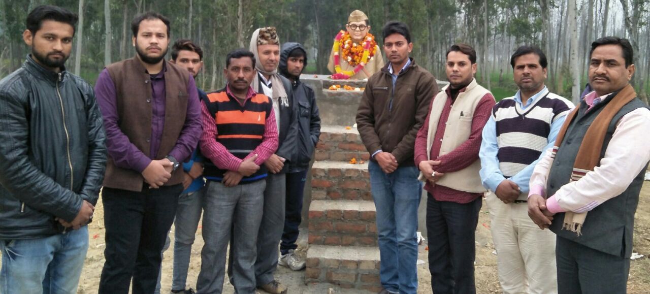 नेताजी सुभाष चंद्र बोस की जयंती पर उनकी प्रतिमा पर किया गया माल्यार्पण नेताजी सुभाष चंद्र बोस की जयंती पर उनकी प्रतिमा पर किया गया माल्यार्पण