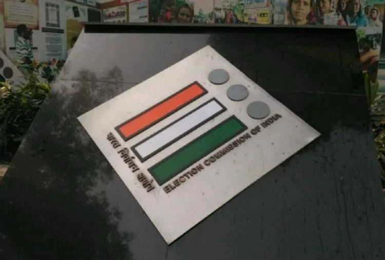 दो होटलों में छापेमारी, कांग्रेस-जेडीएस नेताओं के कमरे से मिले सोने के बर्तन दो होटलों में छापेमारी, कांग्रेस-जेडीएस नेताओं के कमरे से मिले सोने के बर्तन