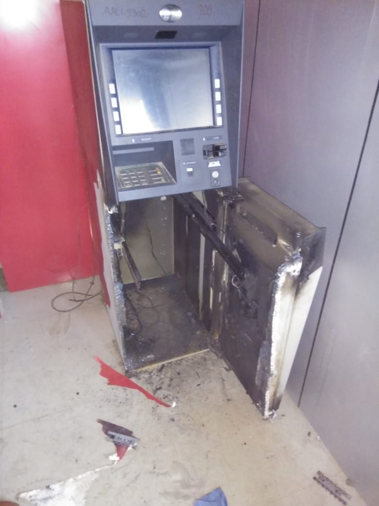 प्रयागराज : शंकरगढ़ थाना क्षेत्र के शिवराजपुर चौराहे पर लगे यूनियन बैंक के एटीएम का ताला तोड़कर  मशीन उठा ले गये चोर,मौके पर पुलिस कर रही है जांच पड़ताल